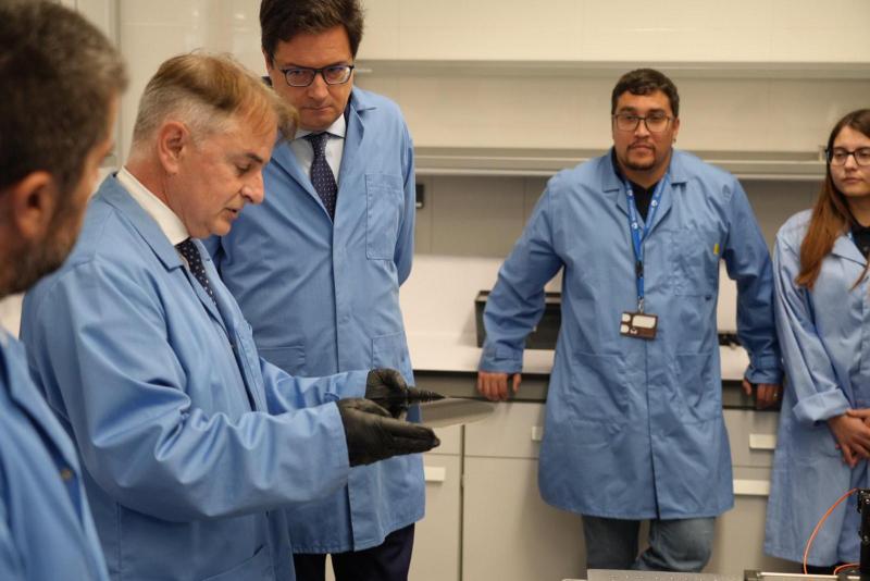 El ministre Óscar López en l'empresa Wooptix