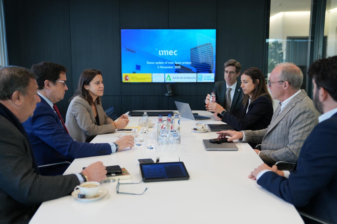 El ministro Óscar López visita la sede central de Imec para seguir los avances del futuro centro de microelectrónica en Málaga