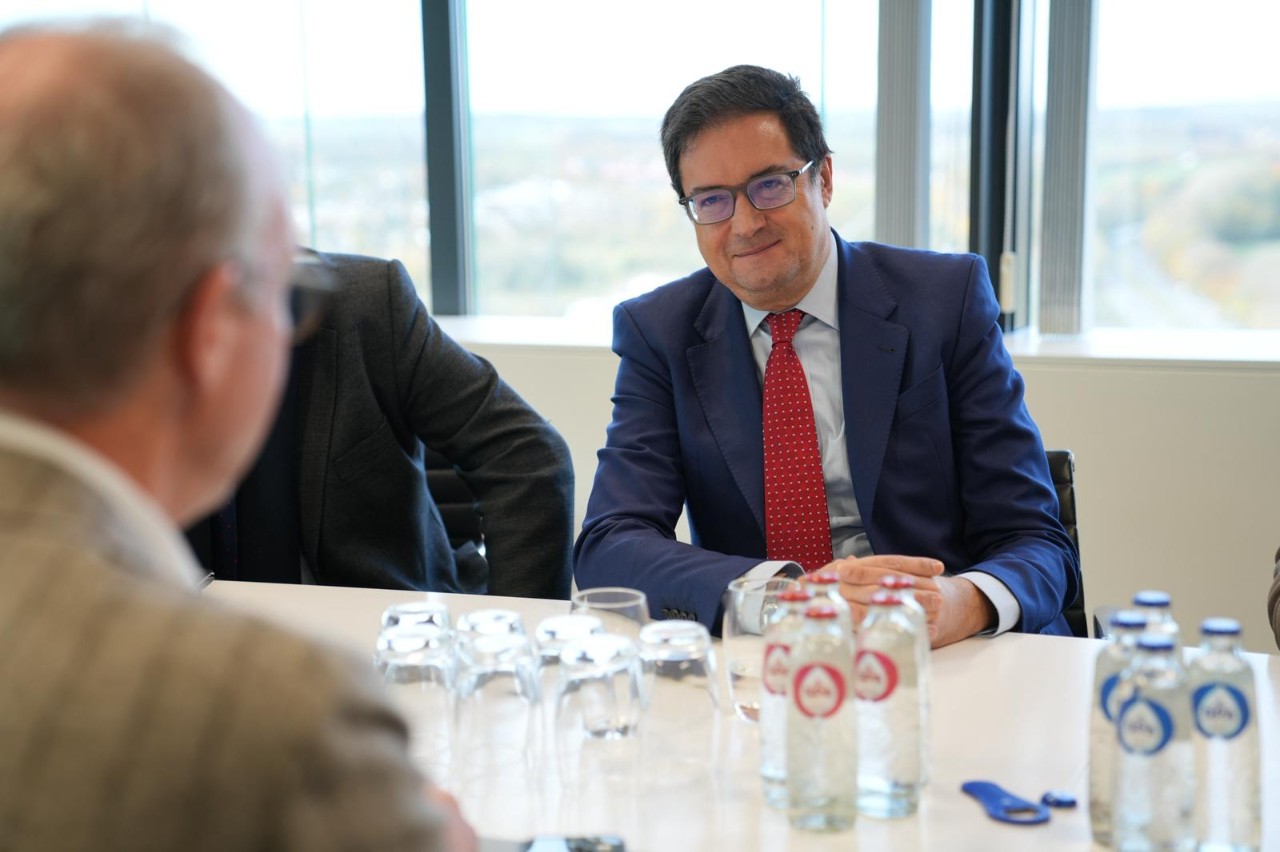 El ministro Óscar López visita la sede central de Imec para seguir los avances del futuro centro de microelectrónica en Málaga