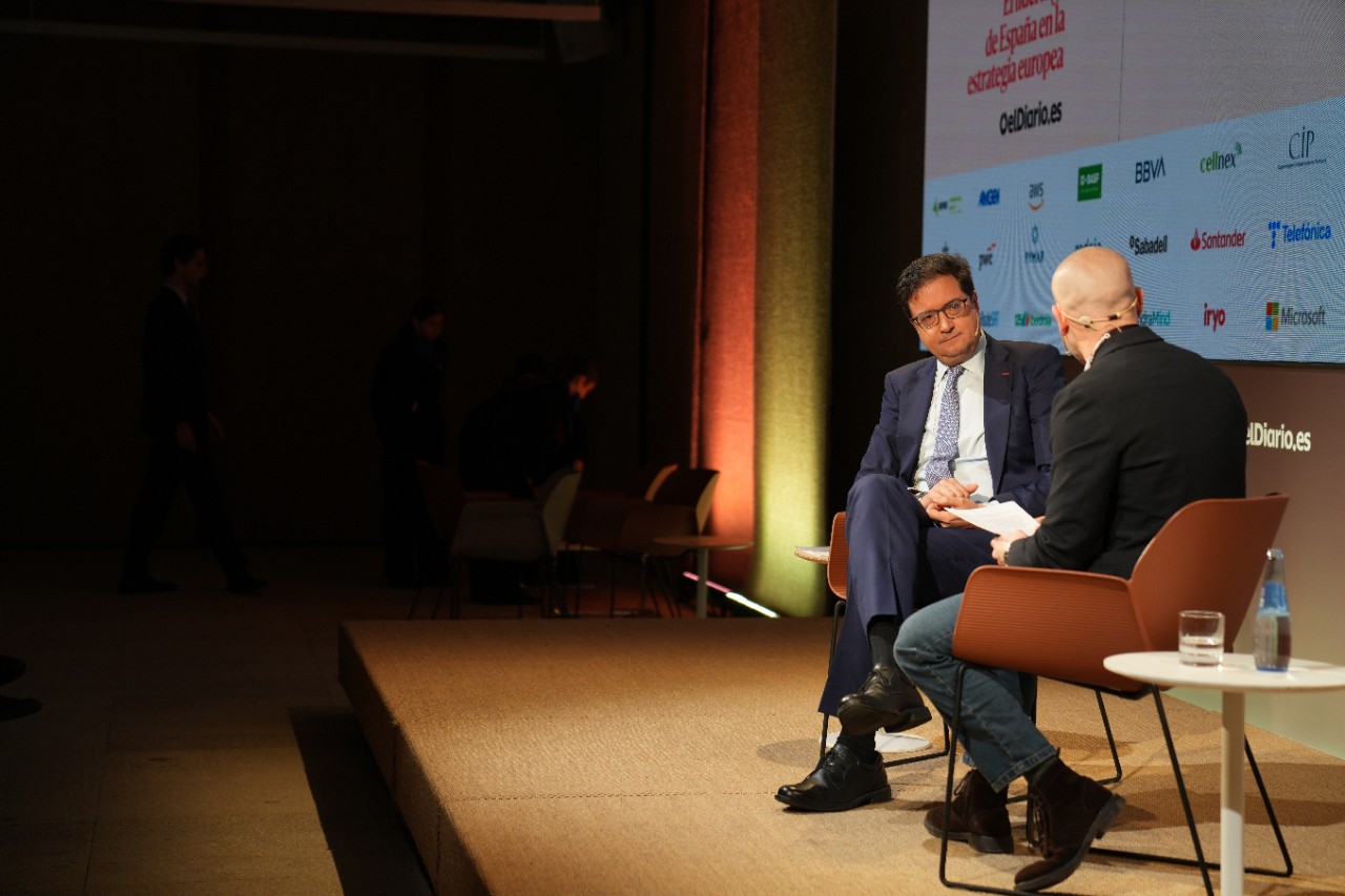 El ministro Óscar López durante su intervención.