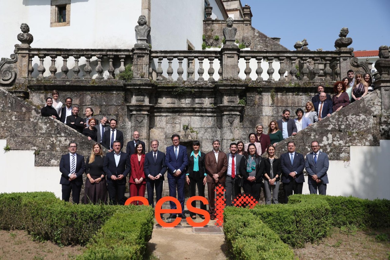 Foto de familia durante la visita de Óscar López.