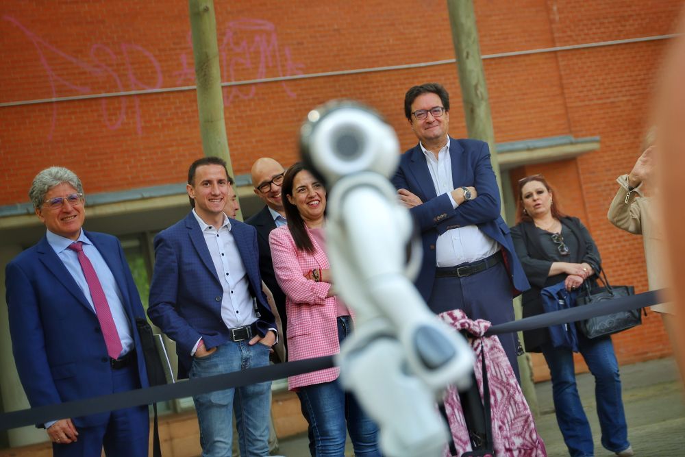 El ministro Óscar López durante su visita.