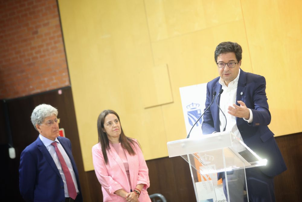 El ministro Óscar López durante su intervención.