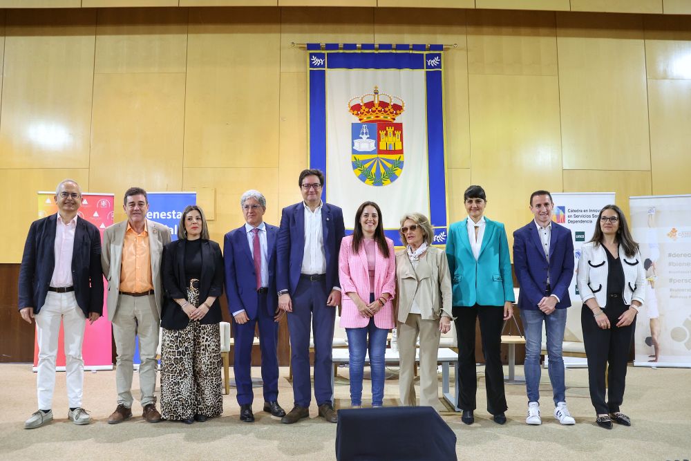 Foto de familia durante la visita de Óscar López.