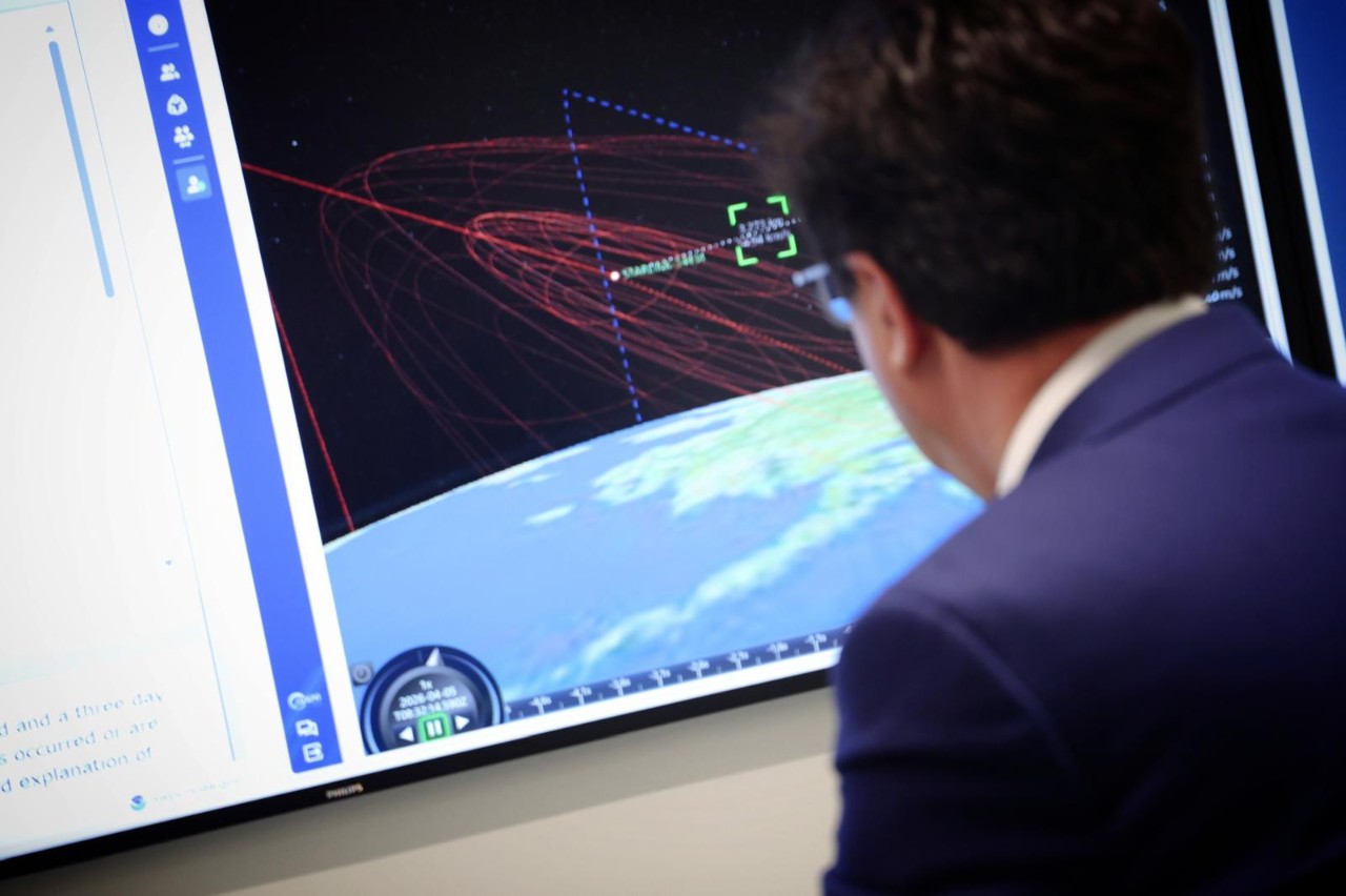 El ministro, en la sede de Sateliot. 