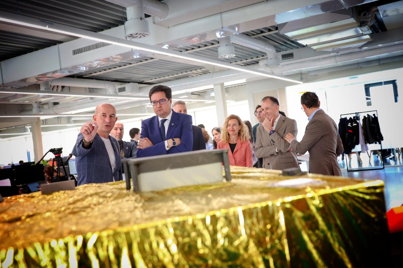 El ministro Óscar López, en la sede de Sateliot, en Barcelona.