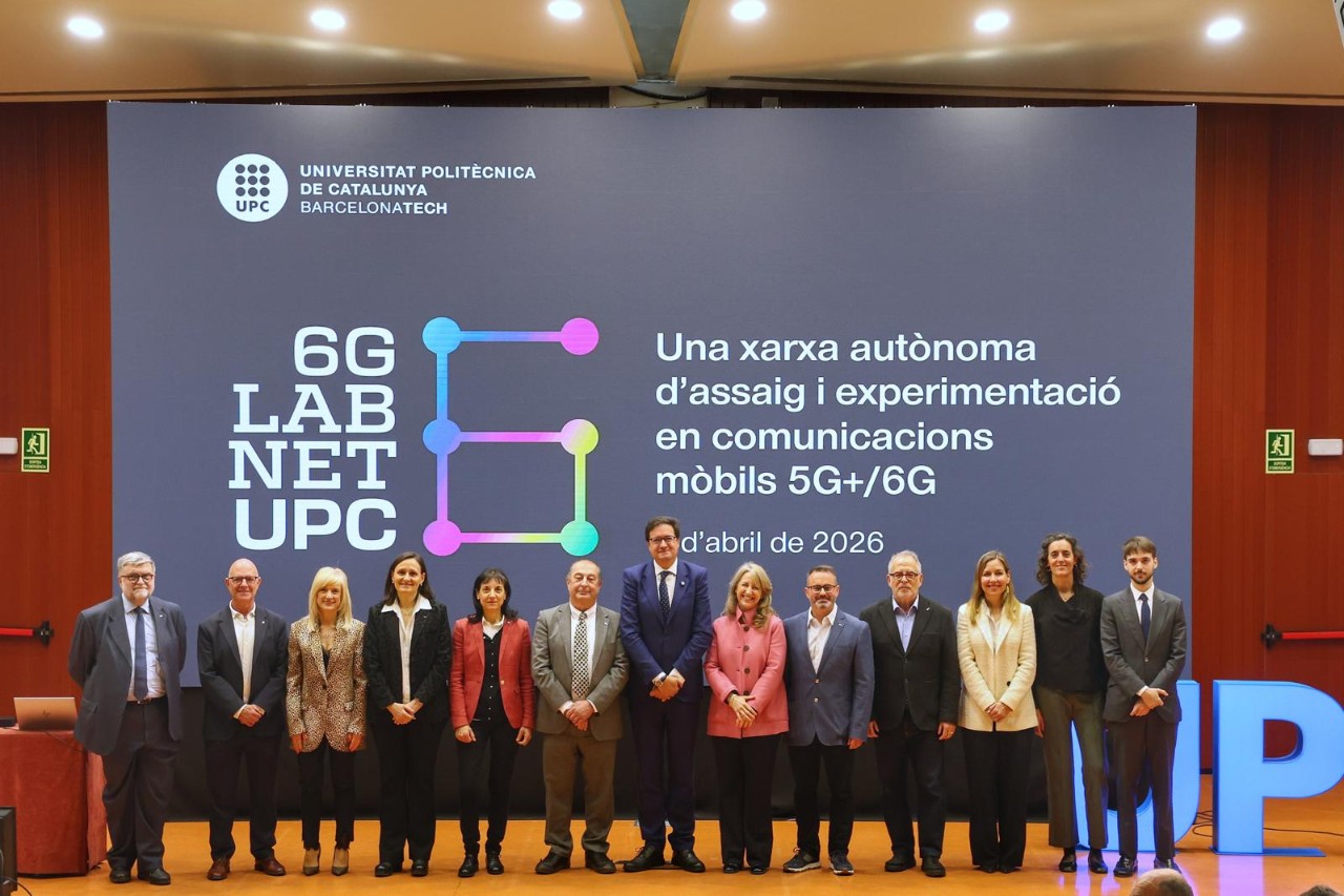Foto de familia durante la visita de Óscar López.