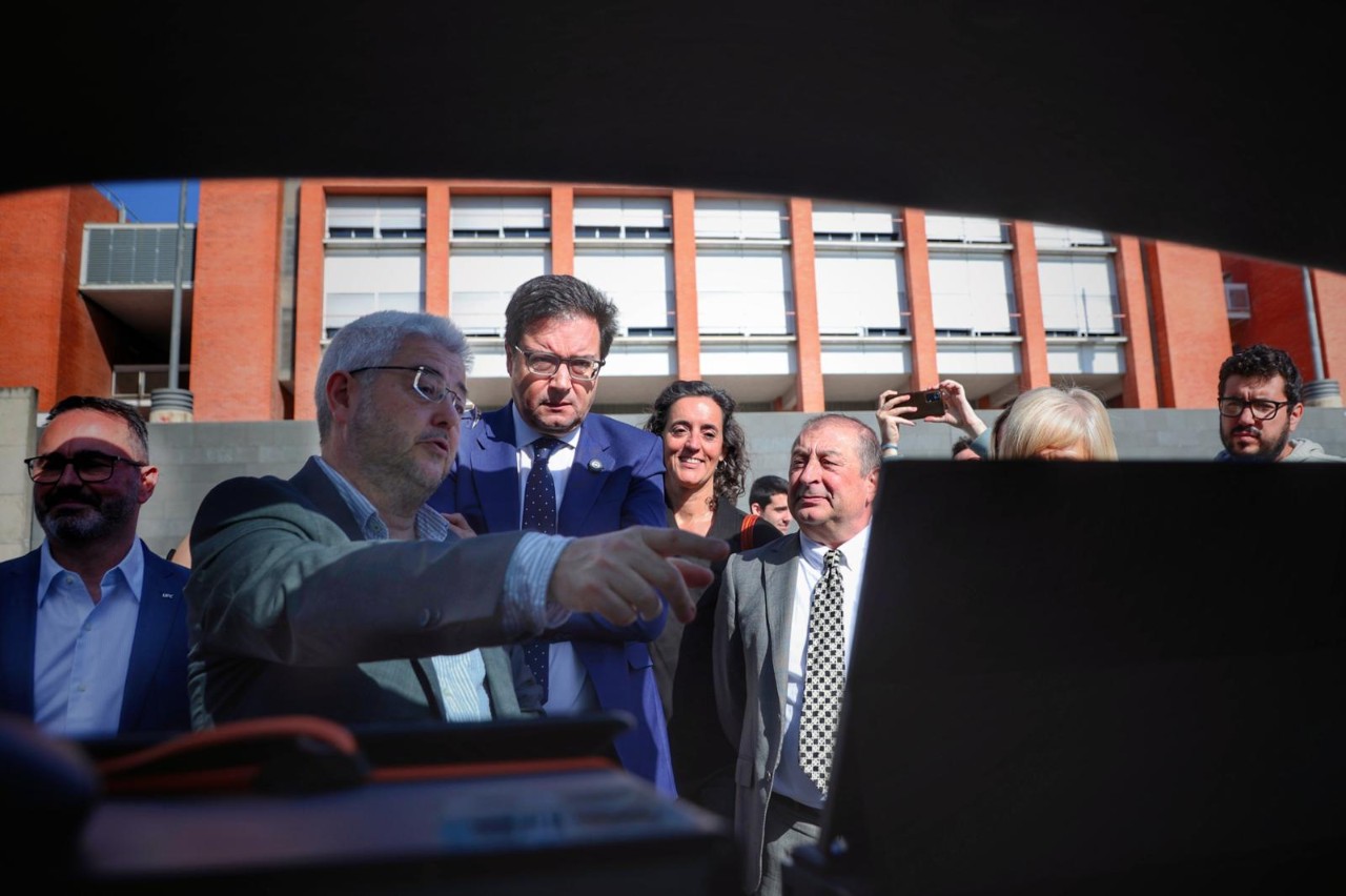 El ministro Óscar López, durante su visita.