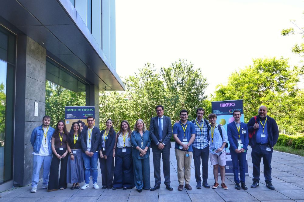 Foto de familia durante la visita de Óscar López.