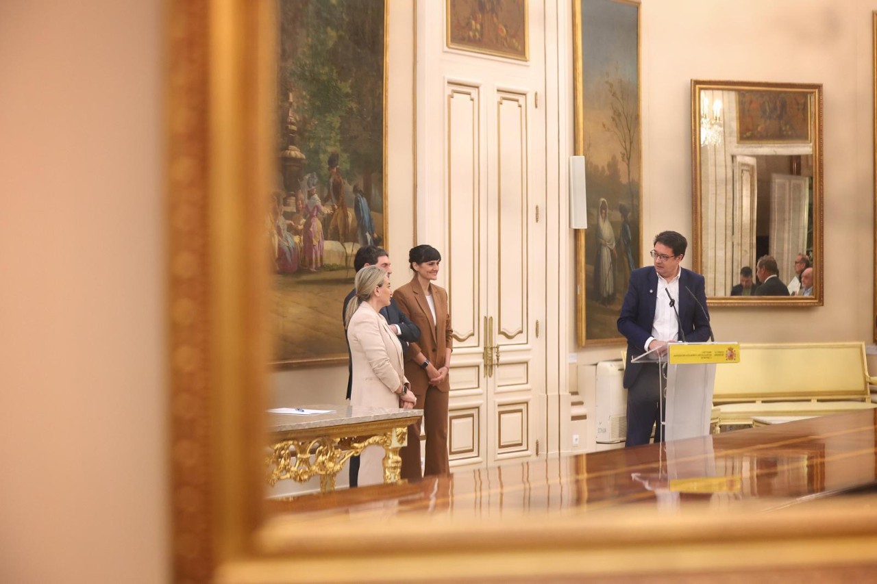El ministro Óscar López durante su discurso en el Ministerio de Educación.