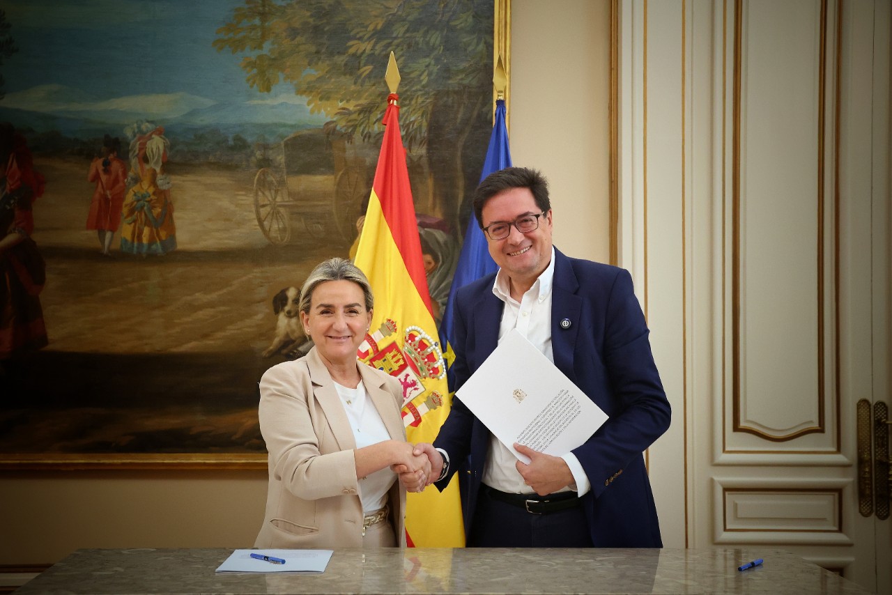 Milagros Tolón y Óscar López, en el Ministerio de Educación tras la firma del acuerdo.