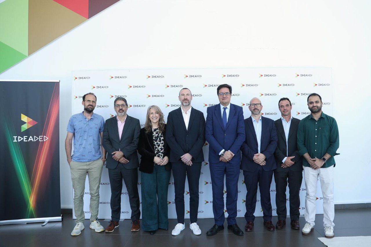 Foto de familia durante la visita de Óscar López.