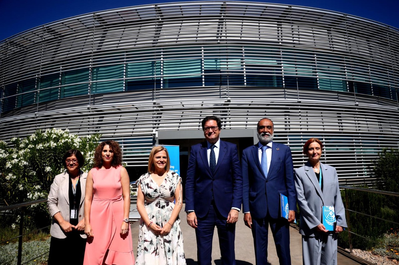 Foto de familia durante la visita de Óscar López.
