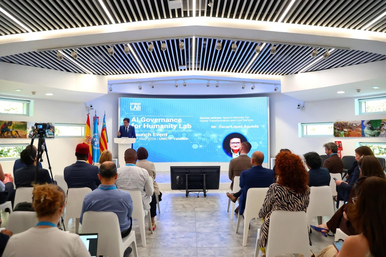 El ministro Óscar López durante su intervención.