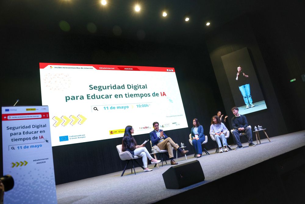 El ministro Óscar López durante su intervención.