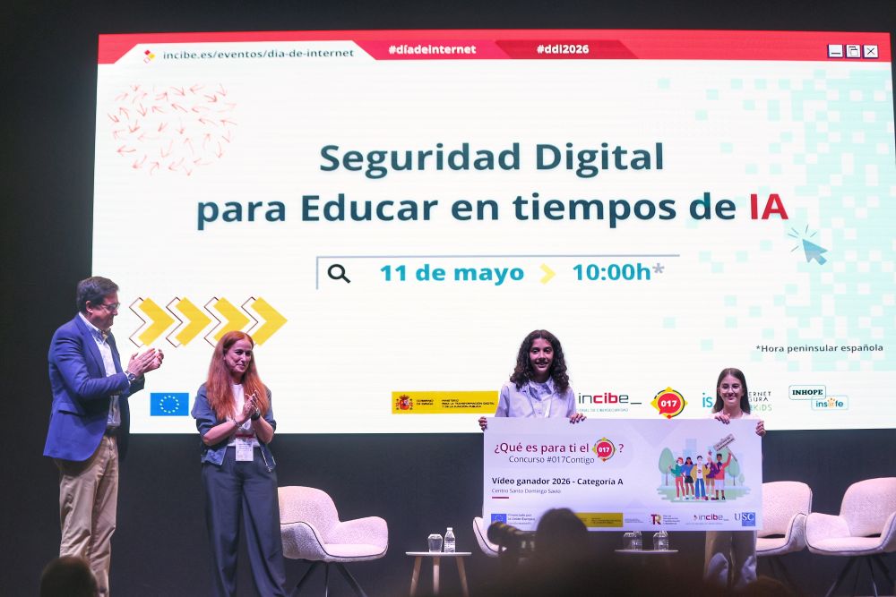 El ministro Óscar López durante la entrega de premios.