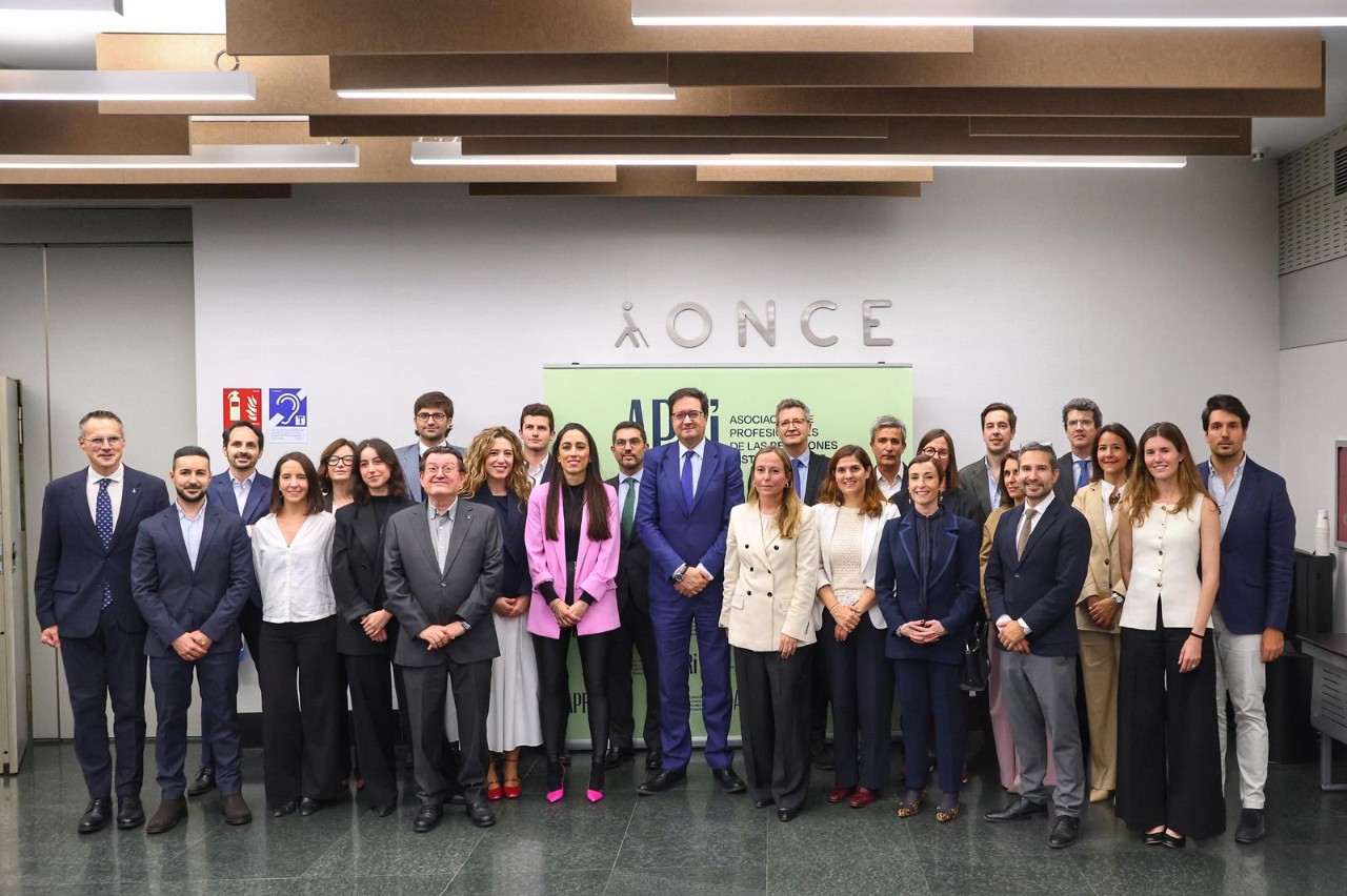 Foto de familia durante la visita de Óscar López.