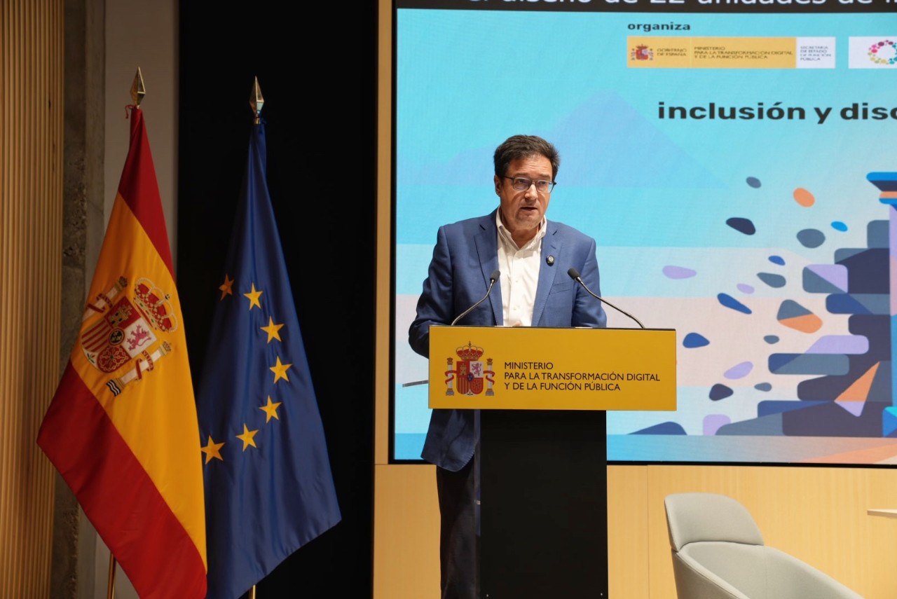 El ministro Óscar López durante su intervención.