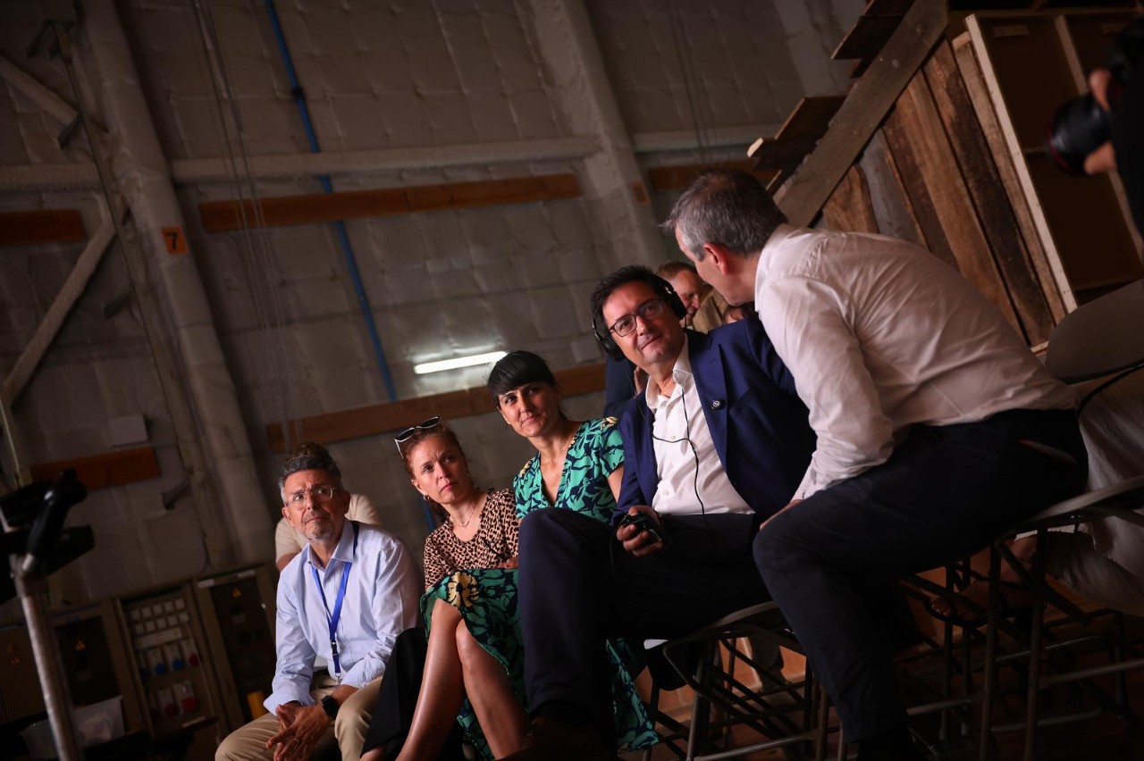 El ministro Óscar López durante su visita a Good Films.