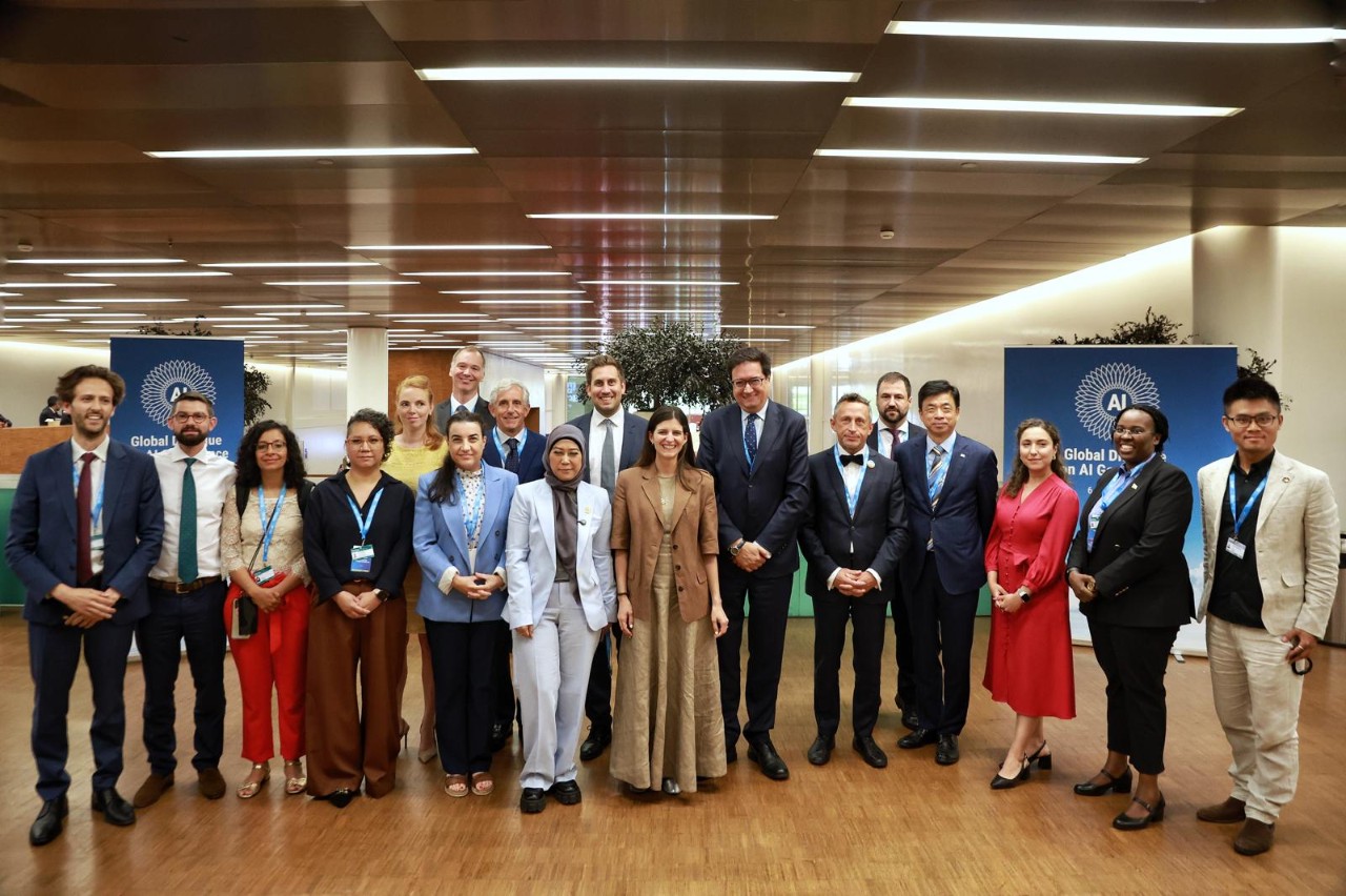 El ministro Óscar López posa con los representantes de los países firmantes de la coalición.