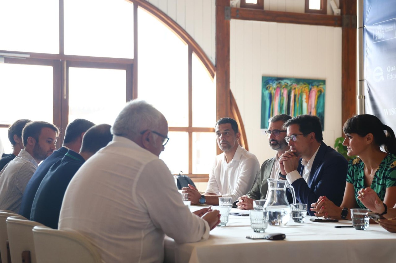 Óscar López, durante la reunión con Quantix.