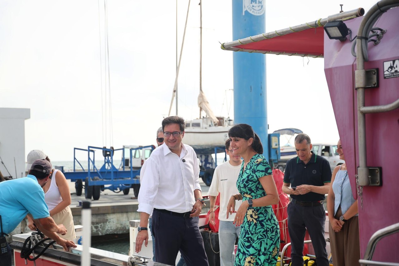 El ministro, en el barco antes de visitar el proyecto Nereidas.
