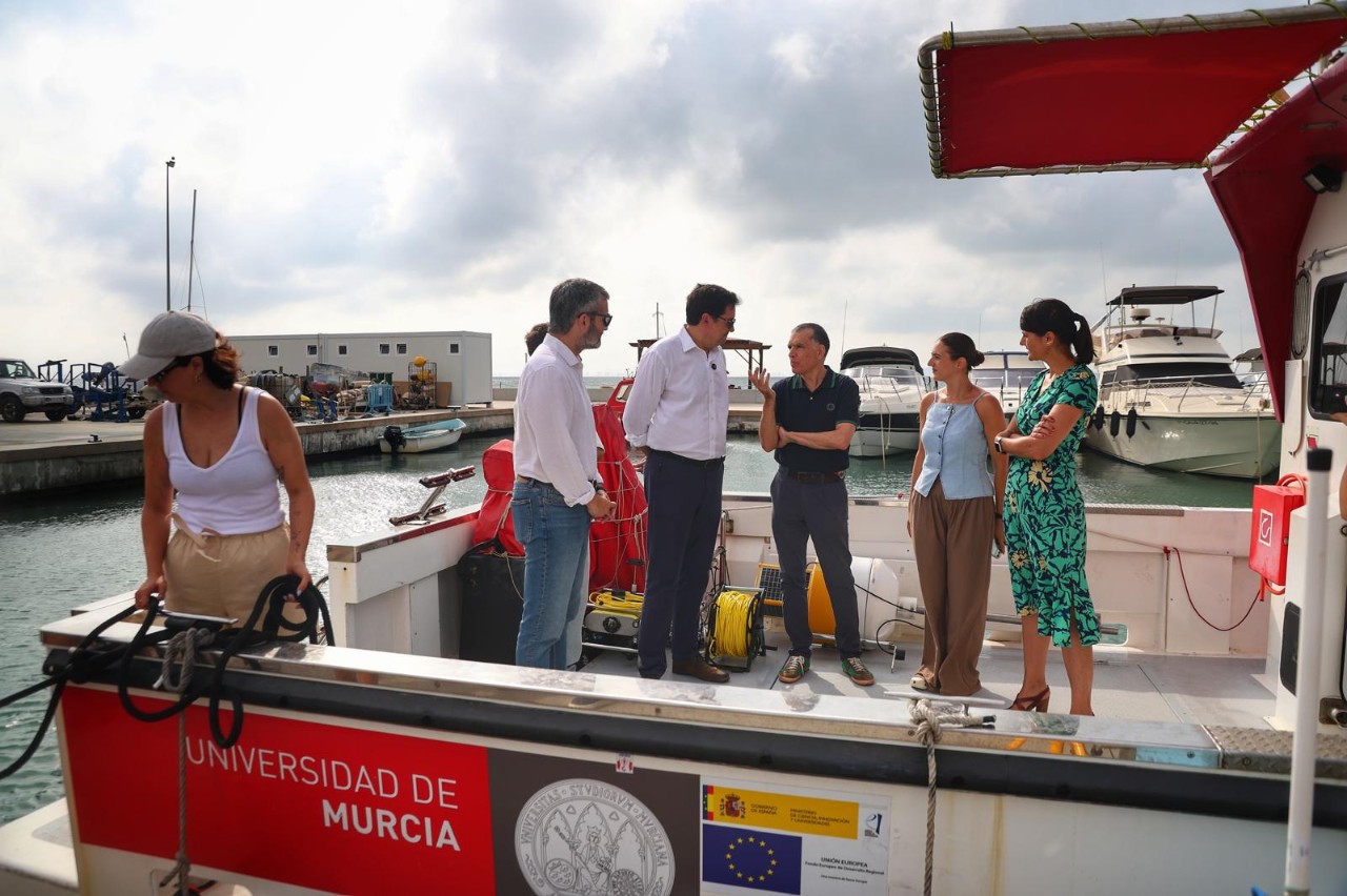 El ministro, en el barco antes de visitar el proyecto Nereidas.
