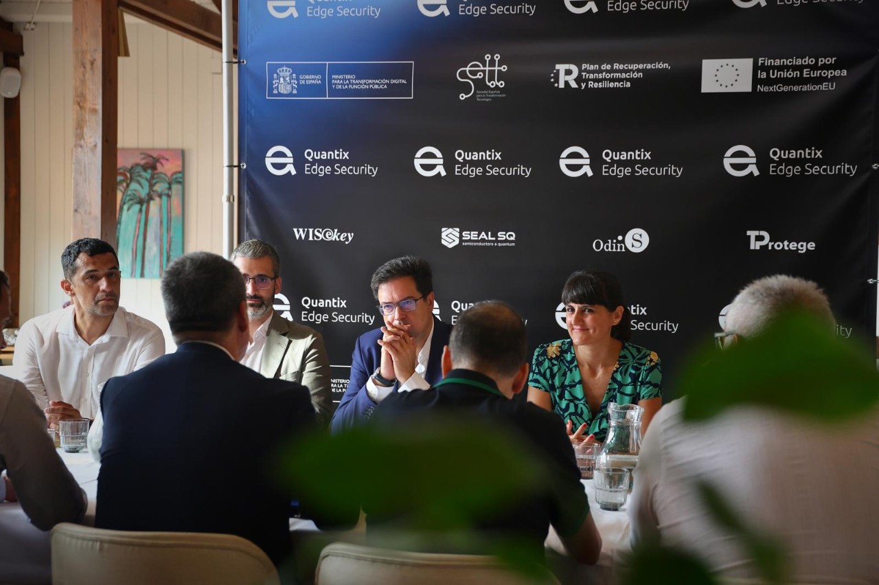 Óscar López, durante la reunión con Quantix