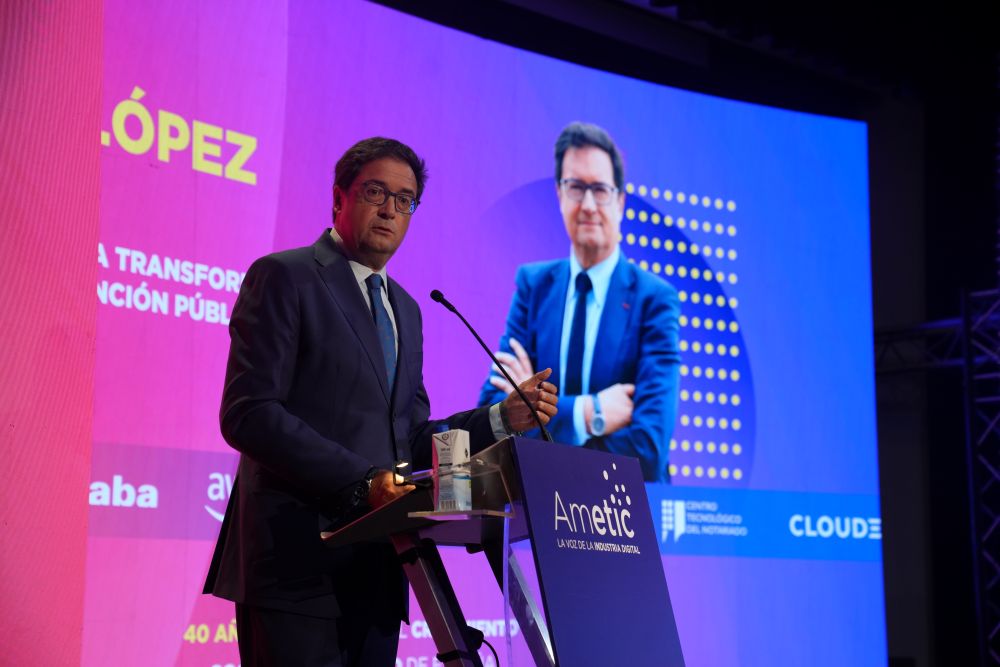 El ministro Óscar López durante su intervención.