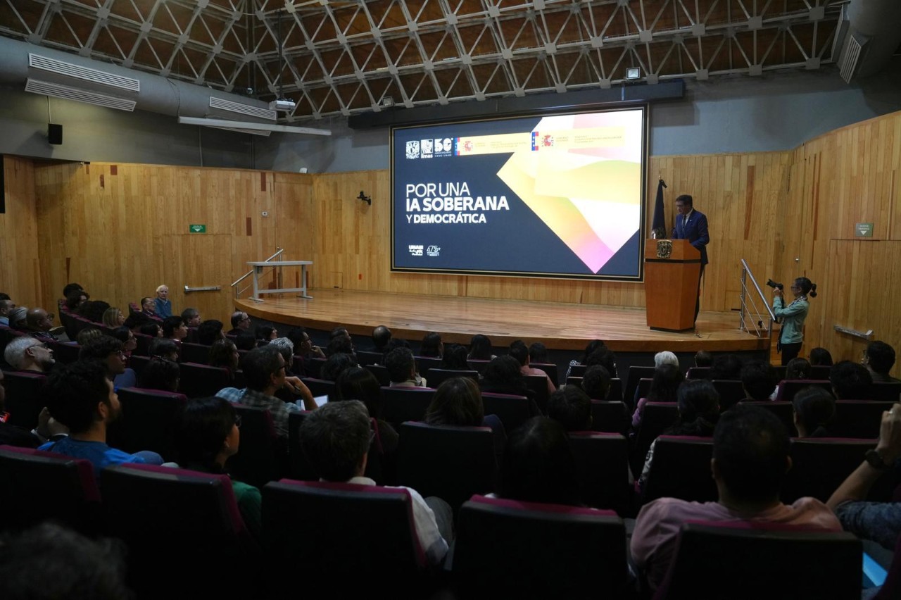 El ministro Óscar López durante su intervención.