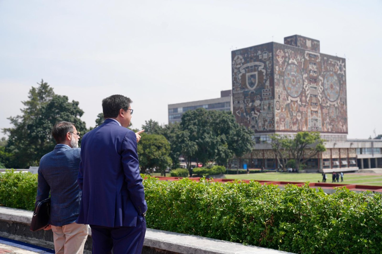 El ministro Óscar López y el rector de la UNAM. 