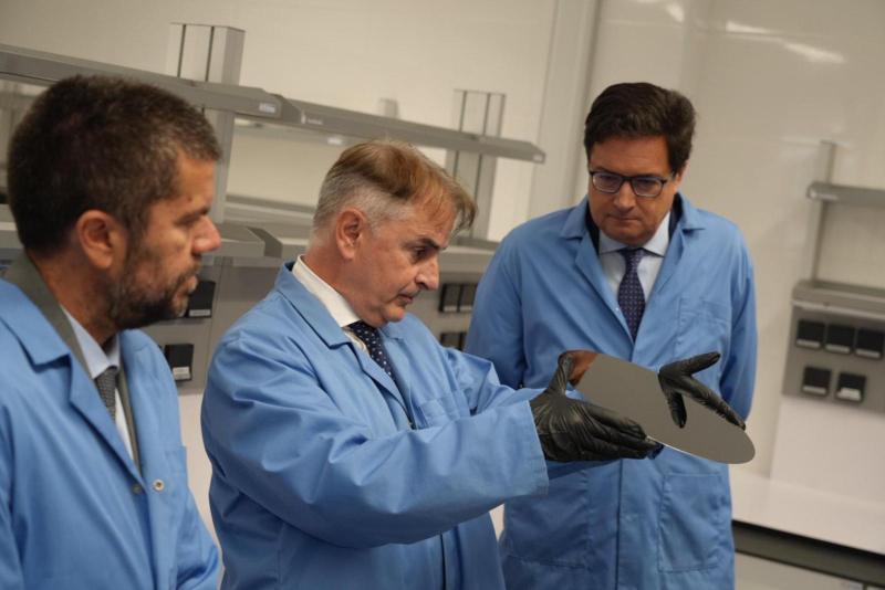 El ministro Óscar López en la empresa Wooptix