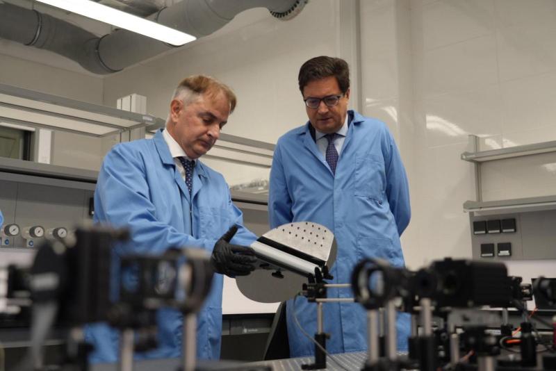 El ministro Óscar López en la empresa Wooptix