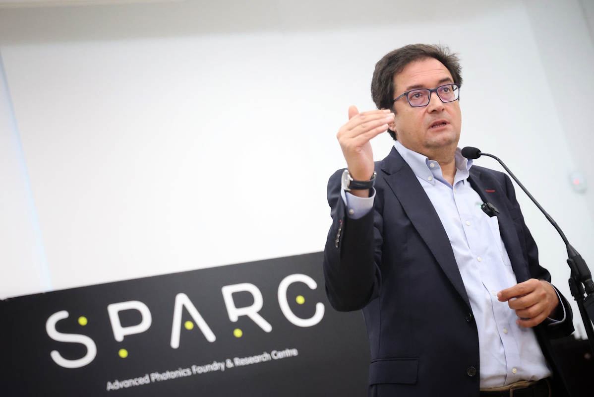 Imagen del artículo Óscar López anuncia la adjudicación de 62,1 M€ para impulsar la investigación y la fabricación de chips fotónicos en España