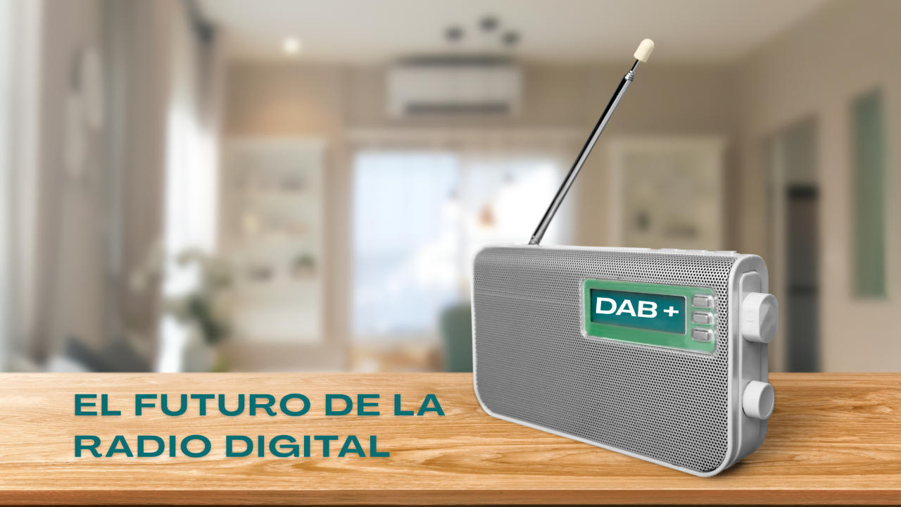 Mano sintonizando la radio del coche