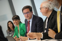 Imatge del Ministre Óscar López reunit amb el consell