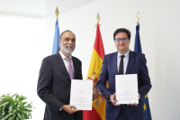 Imagen del Ministre Óscar López amb l'enviat de les Nacions Unides