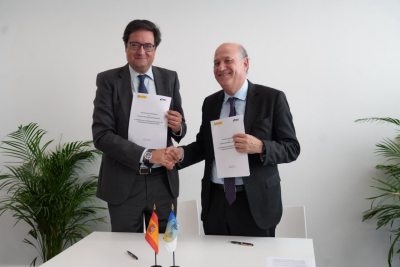 Ministro Oscar López saludando a presidente del banco interamericano