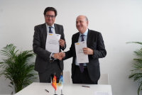 Ministro Oscar López saludando a presidente del banco interamericano