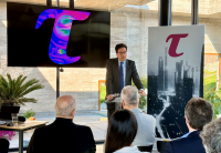 El ministro Óscar López durante su intervención.