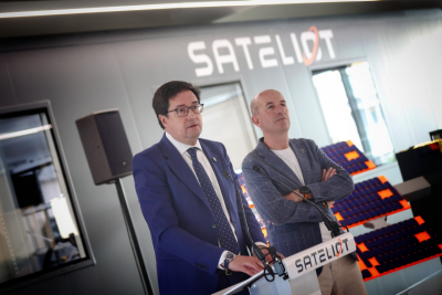 El ministro Óscar López, en la sede de Sateliot, en Barcelona.