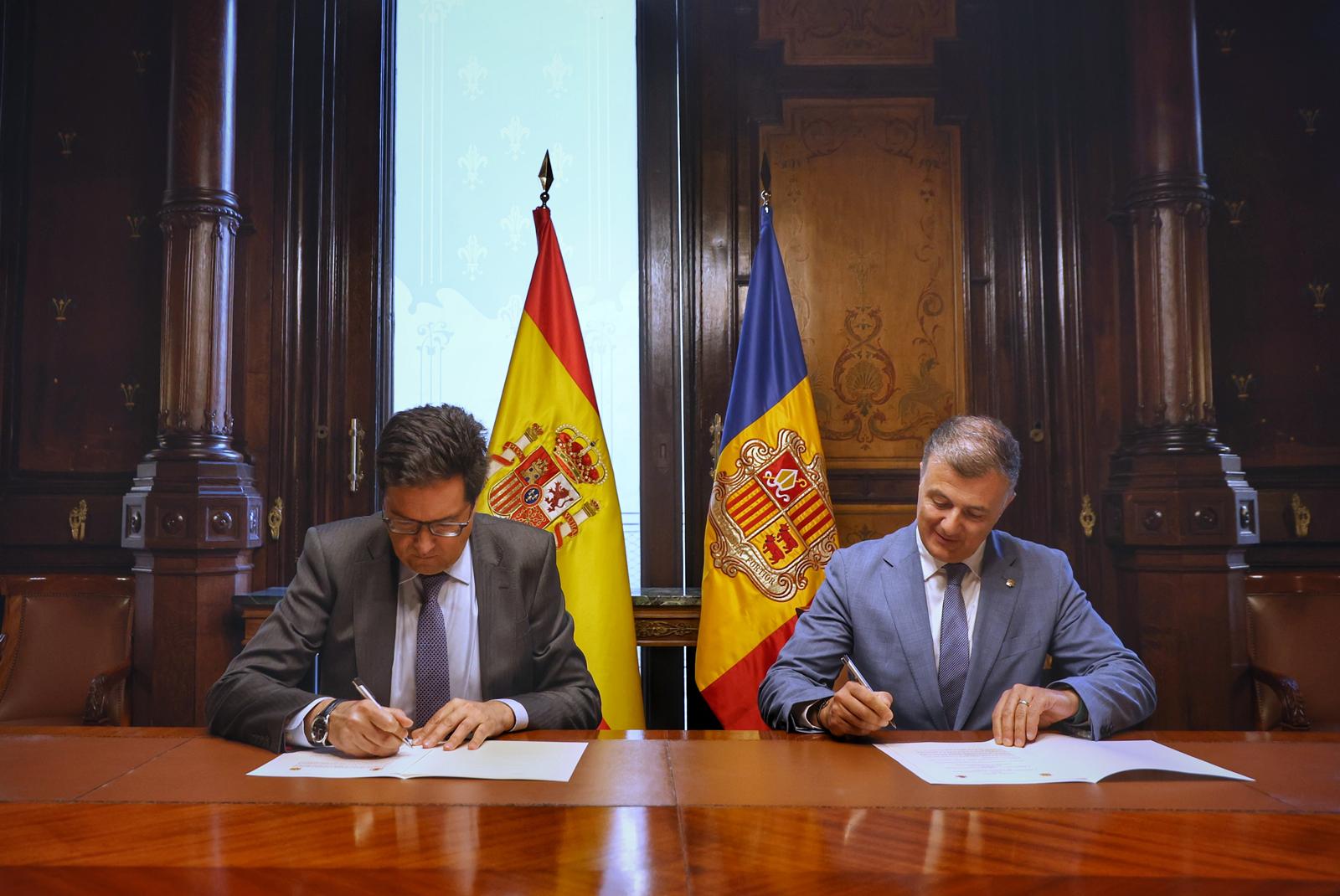 El ministro Óscar López y su homólogo de Andorra firman el memorando.