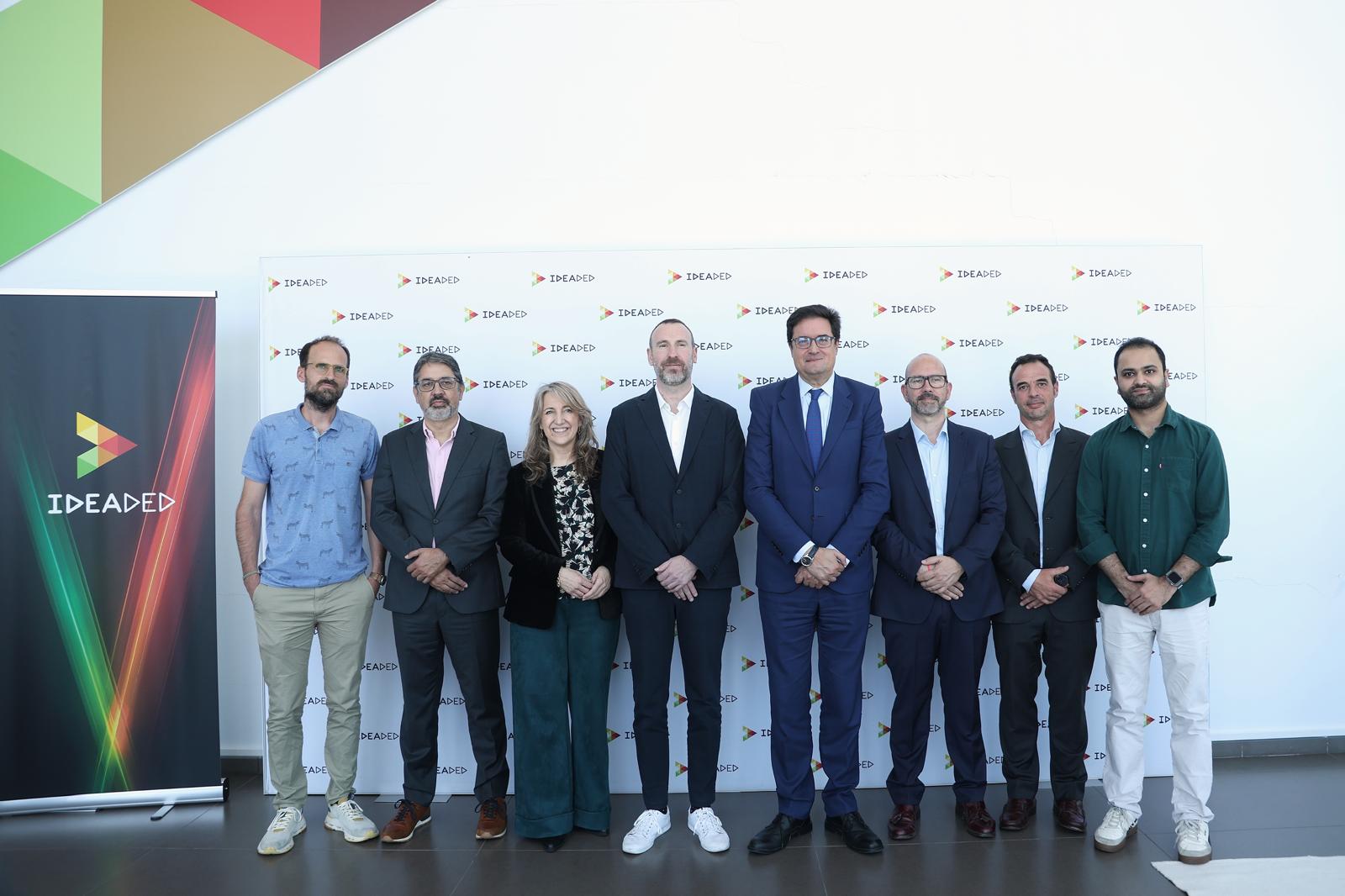 Foto de familia durante la visita de Óscar López.