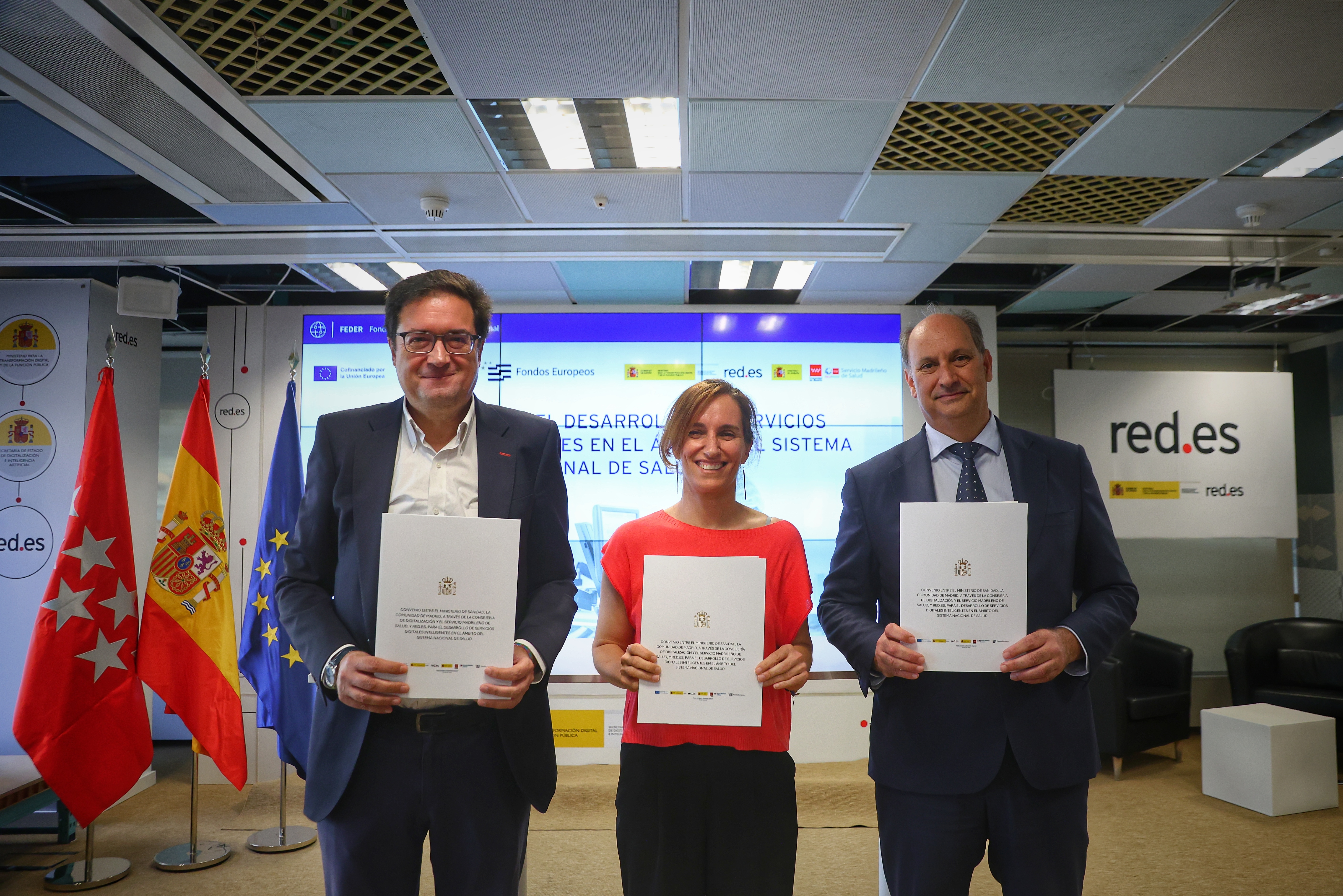 Óscar López, Mónica García y Miguel López-Valverde tras la firma del convenio.