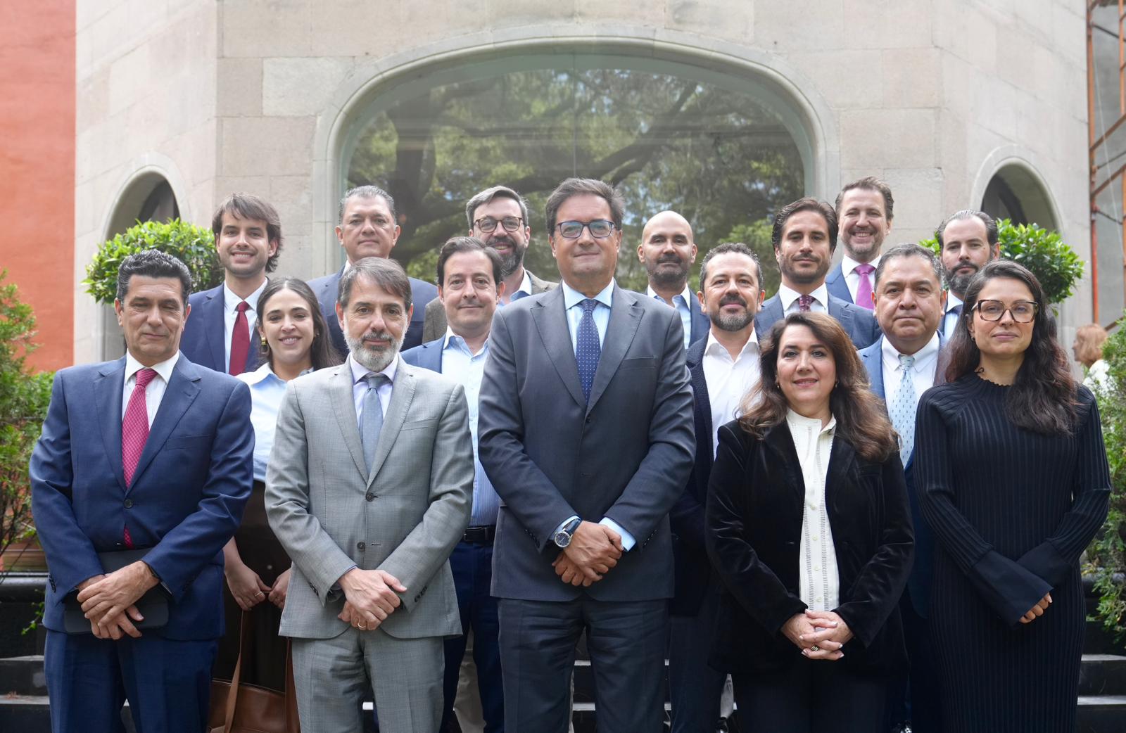 Foto de familia tras el desayuno de trabajo de Óscar López con las empresas en México.