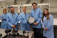 Investigadors en l'observatori de la Llacuna amb el Ministre