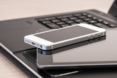 Imagen de dispositivos electrónicos para ilustrar la nota de prensa titulada "El Gobierno aprueba el Real Decreto que modifica los requisitos para comercializar, poner en servicio y usar equipos radioeléctricos"