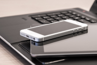 Imagen de dispositivos electrónicos para ilustrar la nota de prensa titulada "El Gobierno aprueba el Real Decreto que modifica los requisitos para comercializar, poner en servicio y usar equipos radioeléctricos"