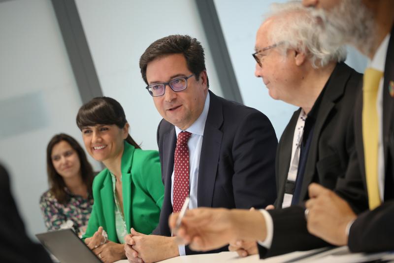 Imagen del Ministro Óscar López reunido con el consejo 