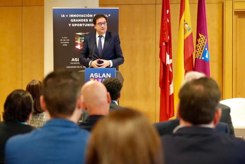 El ministro Oscar López